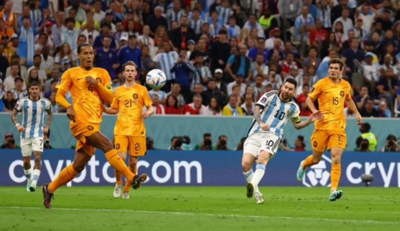 Lionel Messi bỏ lỡ cơ hội mở điểm cho Argentina