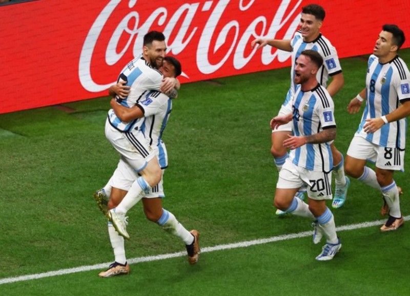 Lionel Messi cân bằng thành tích ghi bàn nhiều nhất cho tuyển Argentina trong lịch sử các kỳ World Cup của huyền thoại Gabriel Batistuta (10 bàn)