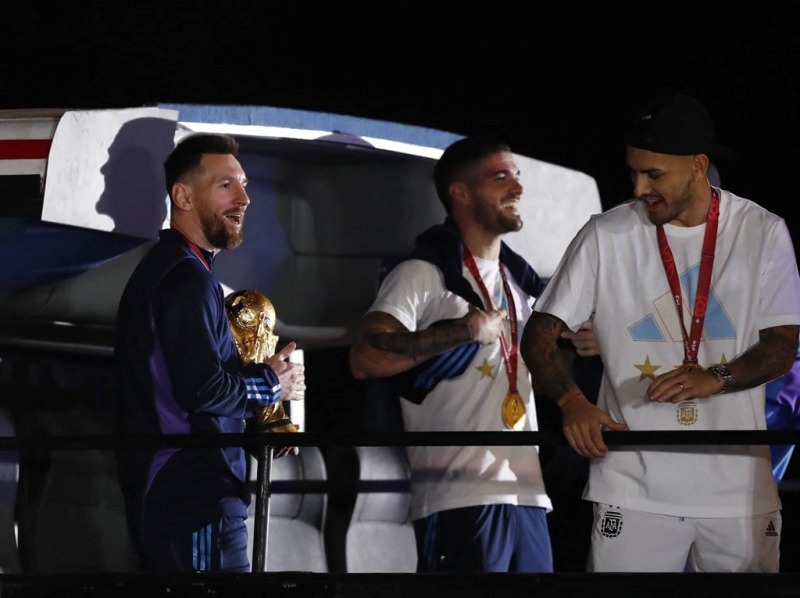 Lionel Messi cười đùa bên các đồng đội khi về đến quê nhà Argentina