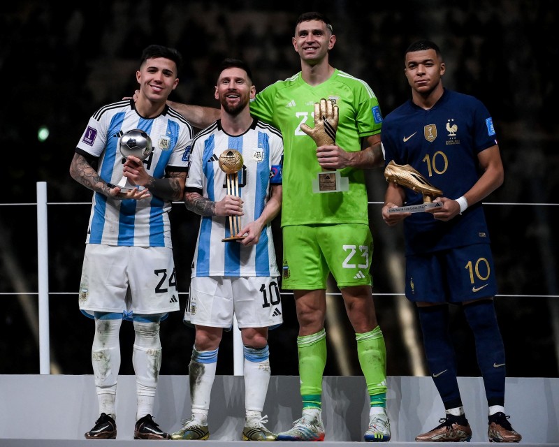 Lionel Messi, Enzo Fernandez, Emiliano Martinez và Kylian Mbappe chụp ảnh lưu niệm sau khi nhận những danh hiệu cá nhân
