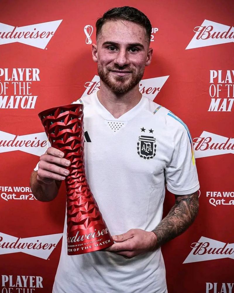 Lionel Messi nhường danh hiệu "Cầu thủ xuất sắc nhất" trận Ba Lan cho Alexis Mac Allister