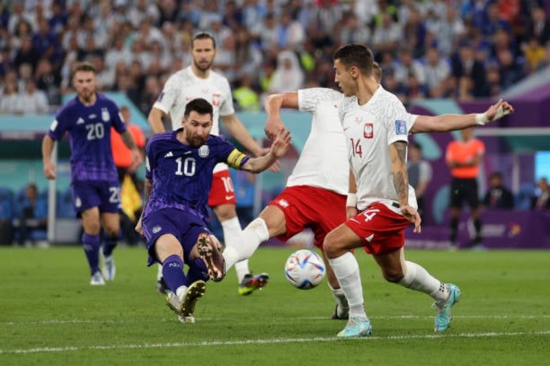 Lionel Messi tạo sóng gió những phút đầu tiên của trận đấu gặp Ba Lan