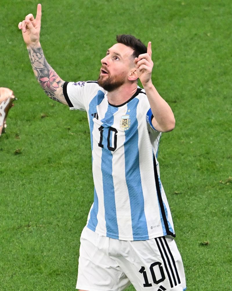 Lionel Messi trở thành cầu thủ đầu tiên trong lịch sử World Cup ghi bàn ở cả vòng bảng, vòng 1/8, vòng tứ kết, vòng bán kết và trận chung kết.