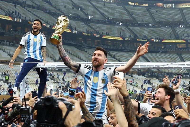 Lionel Messi và khoảnh khắc nâng cao cúp vàng World Cup lịch sử
