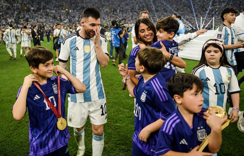 Mateo Messi tranh thủ "ẵm" cúp của bố đưa cho thần tượng CR7?