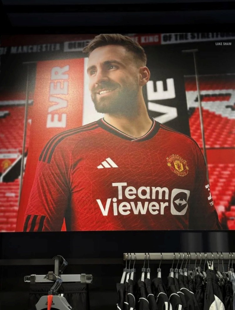 Một cửa hàng Adidas ở New York lộ hình ảnh Luke Shaw trong chiếc áo đấu sân nhà màu đỏ của MU ở mùa 2023/24