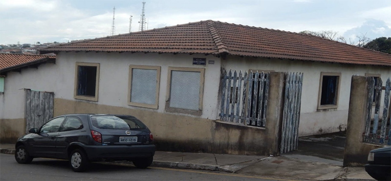 Ngôi nhà thời thơ ấu của Pele toạ lạc ở Tres Coracoes, thuộc bang Minas Gerais, Brasil. Ngôi nhà được xây dựng vào năm 1910, đến năm 1970 thì bị phá dỡ. Vào năm 2012, ngôi nhà được phục xây như hình. Địa chỉ hiện tại của ngôi nhà là số 1000, đường Edson Arantes do Nascimento (đặt theo tên của Pele)