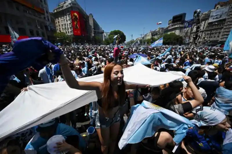 Người dân Argentina tràn xuống đường phố, chung vui cùng các cầu thủ với chiếc cúp vàng World Cup 2022