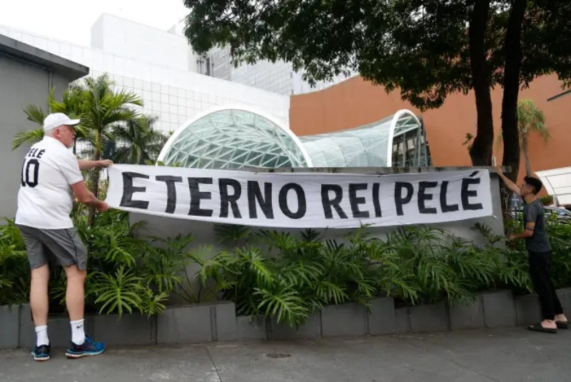 Người hâm mộ treo biểu ngữ có nội dung 'Vua vĩnh cửu Pele' bên ngoài bệnh viện Albert Einstein (Sao Paulo)