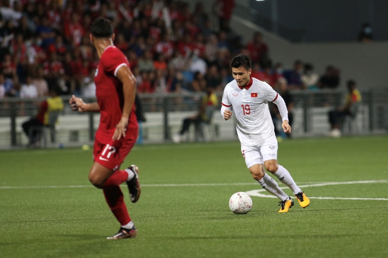 Nguyễn Quang Hải vào sân đầu hiệp 2 ở trận Singapore