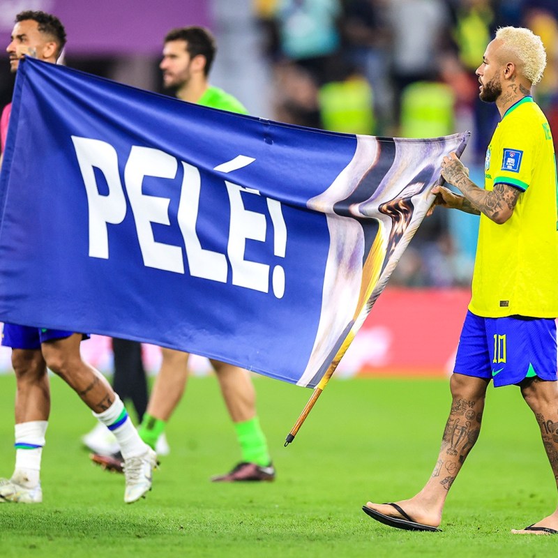 Tấm băng rôn có hình ảnh và tên của Vua bóng đá Pele được Neymar và Danilo đem ra sân sau trận Hàn Quốc