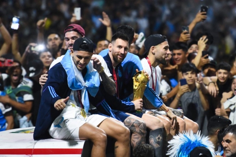 Tuyển Argentina ăn mừng phấn khích bên người hâm mộ sau khi đăng quang World Cup 2022