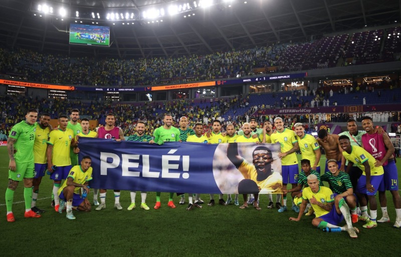 Tuyển Brazil gửi sự động viên đến huyền thoại Pele