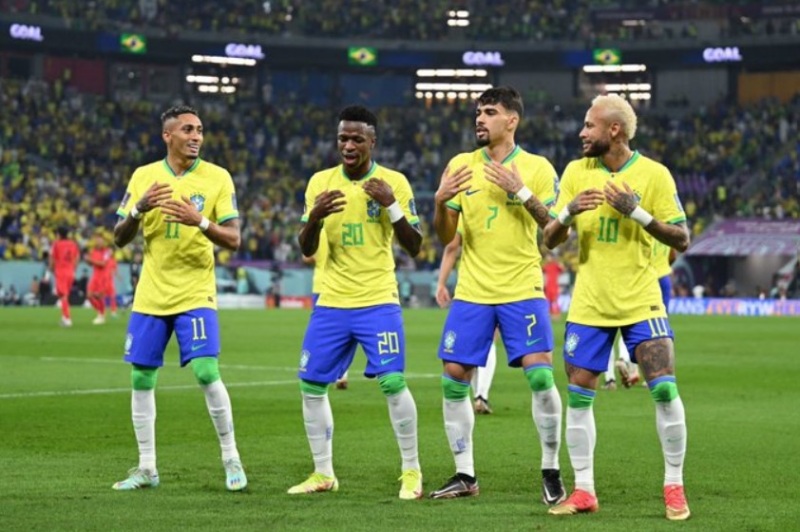 Tuyển Brazil trình diễn vũ điệu Samba