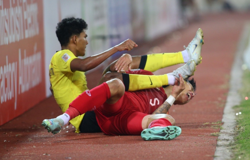 Tình huống dẫn tới thẻ đỏ cho cầu thủ Malaysia