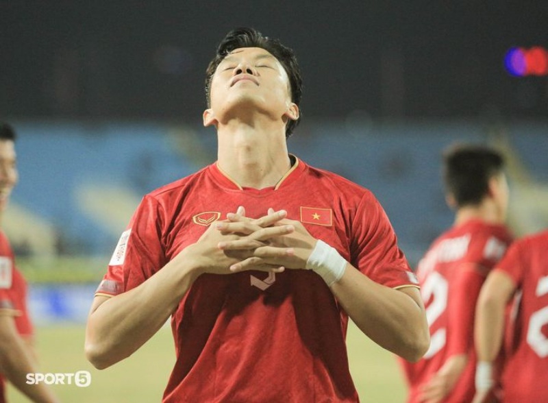Kết quả Việt Nam vs Malaysia: Quế Ngọc Hải ăn mừng theo phong cách của Cristiano Ronaldo