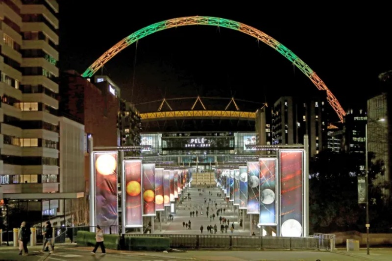 Vòm sân vận động Wembley ở nước Anh thắp sáng trong màu vàng xanh của Brazil để tôn vinh Vua bóng đá Pele