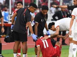 Văn Hậu tiếp tục chơi bóng "thô bạo" ở trận gặp Indonesia