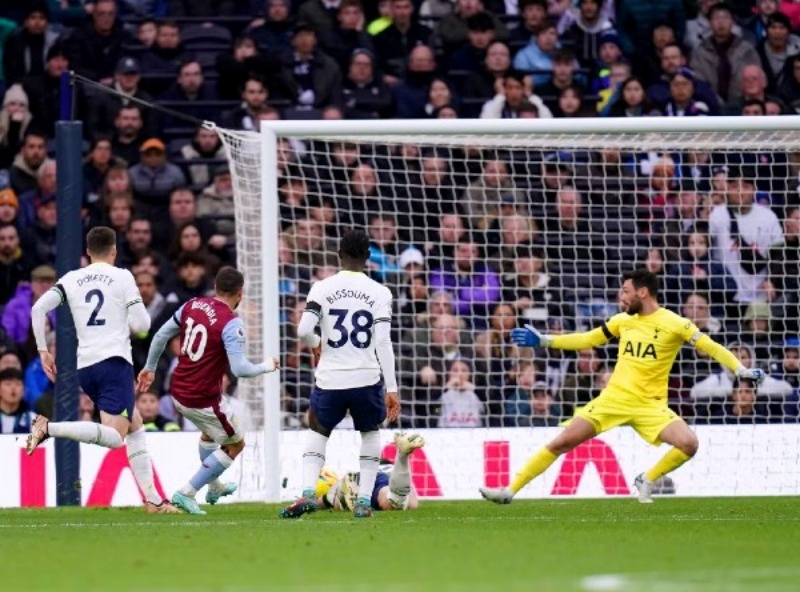 Aston Villa vừa thắng Tottenham Hotspur ở vòng 18