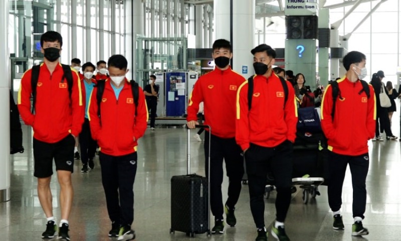 Các cầu thủ nhanh chóng ra sân bay về Việt Nam