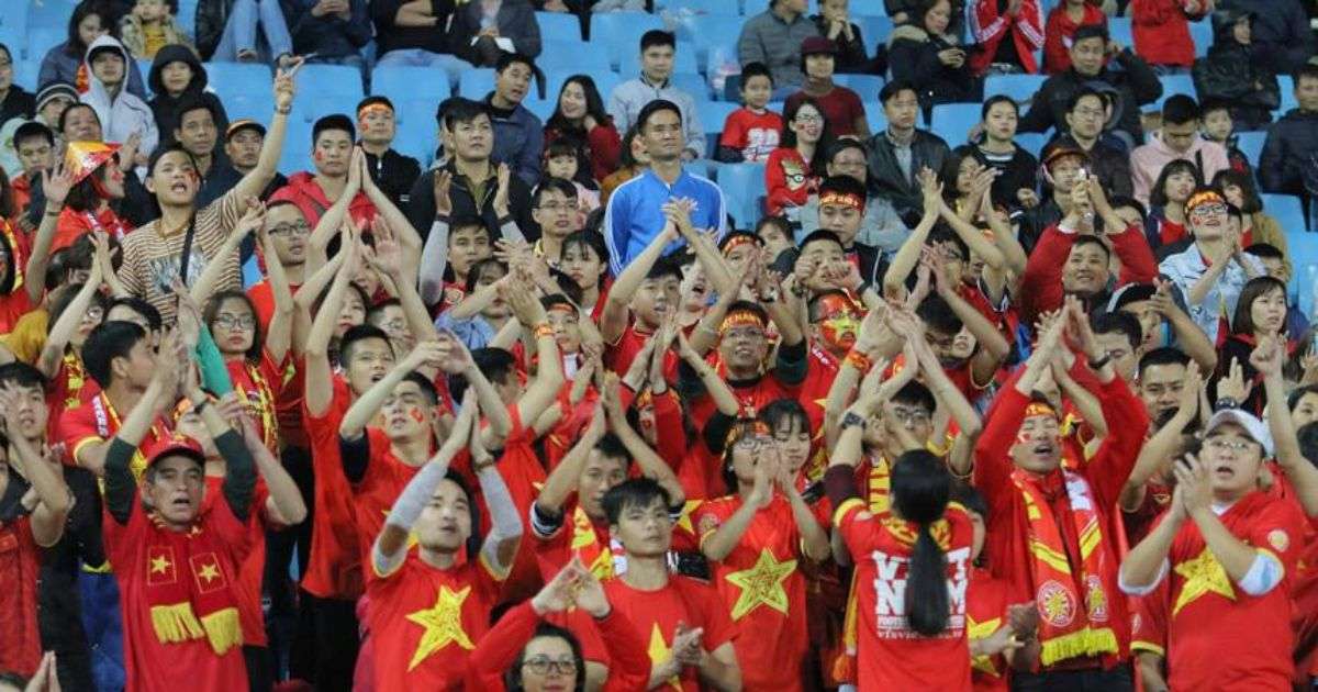 CĐV Việt Nam tạo nên hình ảnh đẹp ở chung kết với Thái Lan