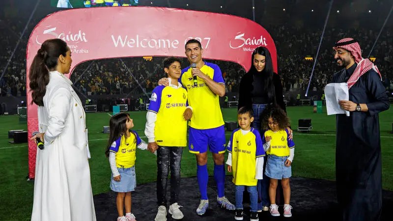 Cristiano Ronaldo và gia đình ra mắt hoàng tráng trước CĐV Al-Nassr