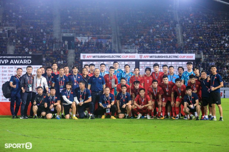 HLV Park Hang-seo nói lời chia tay và cảm ơn đến các học trò trong phòng thay đồ sau trận thua Thái Lan