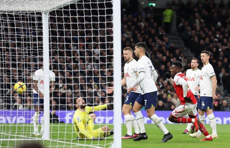 Hugo Lloris lóng ngóng phản lưới nhà, giúp Arsenal vượt lên mở điểm