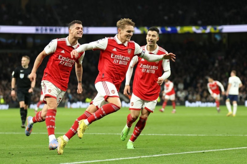 Martin Ødegaard nhân đôi cách biệt cho Arsenal trước Tottenham Hotspur