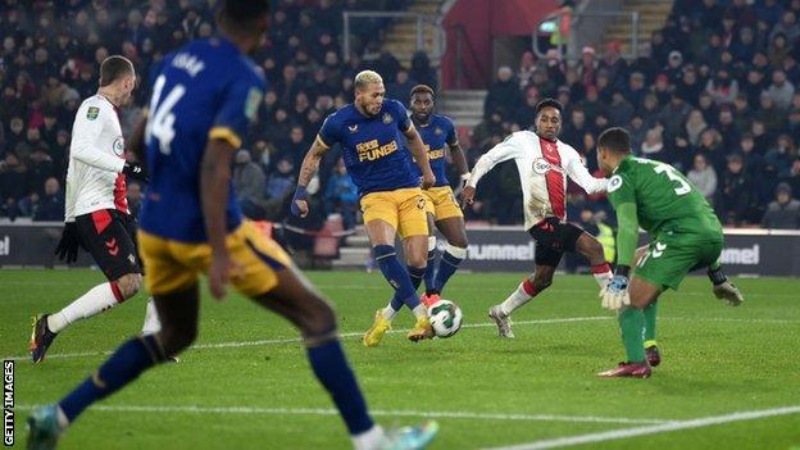 Newcastle United thắng tối thiểu Southampton tại bán kết lượt đi Carabao Cup 2022/23