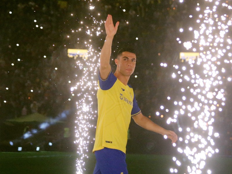 Ronaldo bị cấm thi đấu, lỡ trận ra mắt Al Nassr
