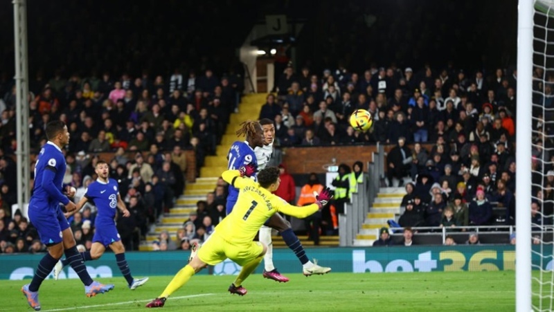 Vinicius đánh đầu mẫu mực, ấn định tỷ số 2-1 cho Fulham trước Chelsea
