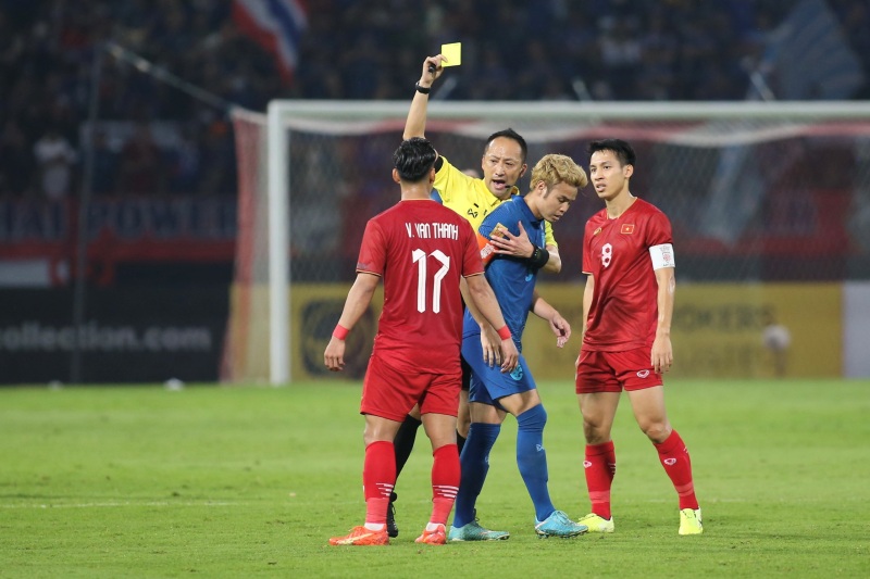 Vũ Văn Thanh nhận thẻ vàng sau một pha va chạm cực gắt với cầu thủ Thái Lan