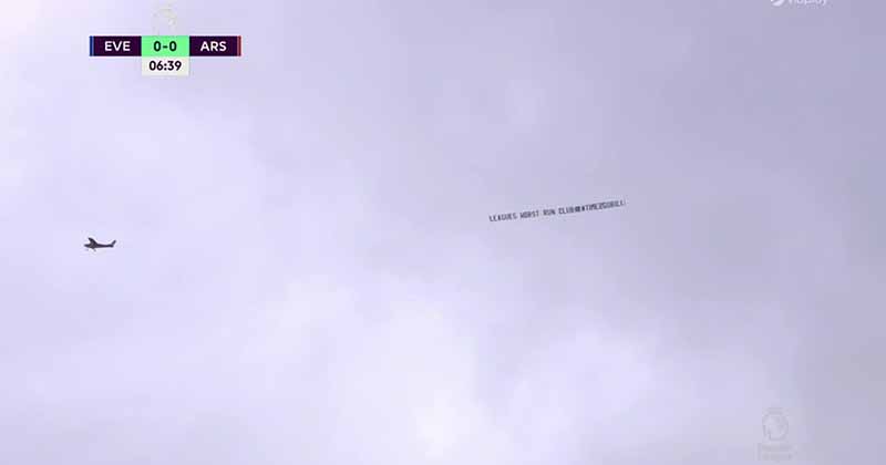 Fan Everton biểu tình BLĐ đội bóng trong trận thắng Arsenal