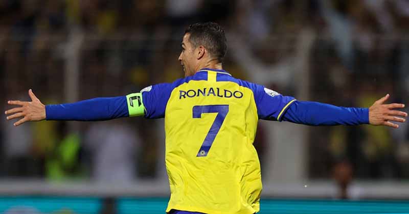 Ronaldo tri ân trong tài khi cán mốc 61 hat-trick