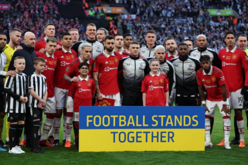 Các cầu thủ của Manchester United và Newcastle United chụp hình trước trận chung kết Carabao Cup