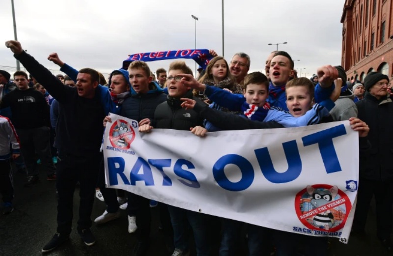 CĐV Rangers phản đối những người đứng đầu CLB khi đội bóng rơi xuống hạng 3 Scotland