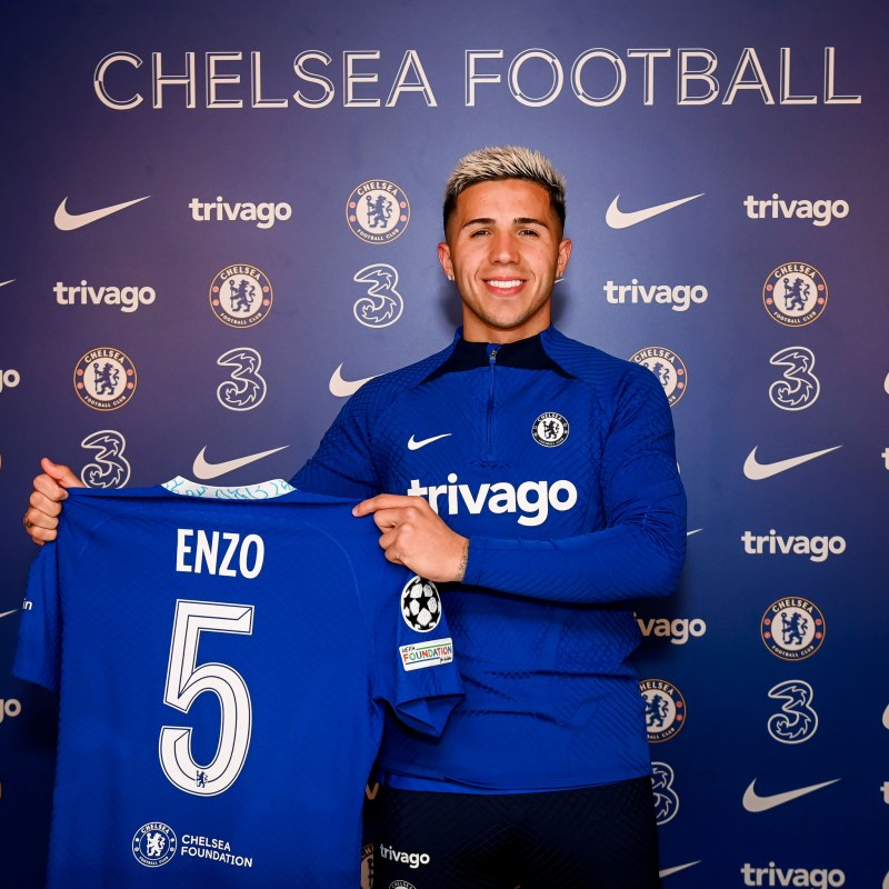 Enzo Fernández khoác áo số 5 tại Chelsea
