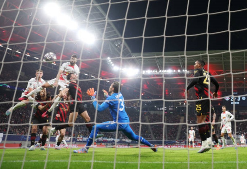 Josko Gvardiol bật cao đánh đầu dũng mãnh, cân bằng tỷ số cho RB Leipzig
