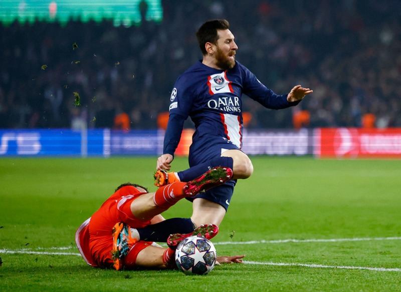 Pavard nhận thẻ vàng thứ hai sau pha phạm lỗi nguy hiểm với Lionel Messi