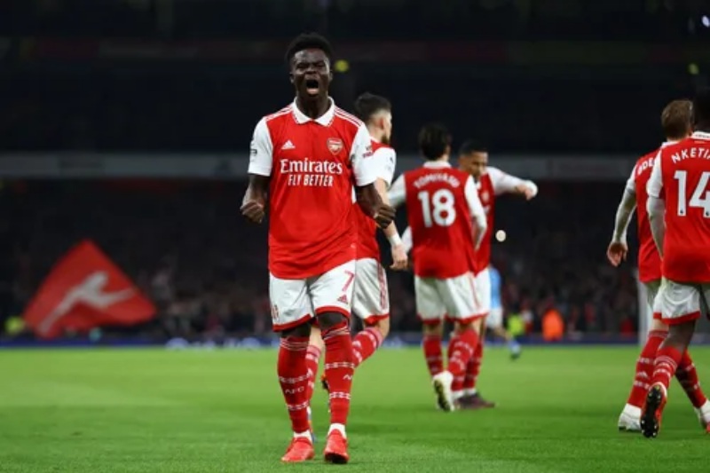 Saka thực hiện thành công quả phạt đền, giúp Arsenal gỡ hòa 1-1 trước Man City