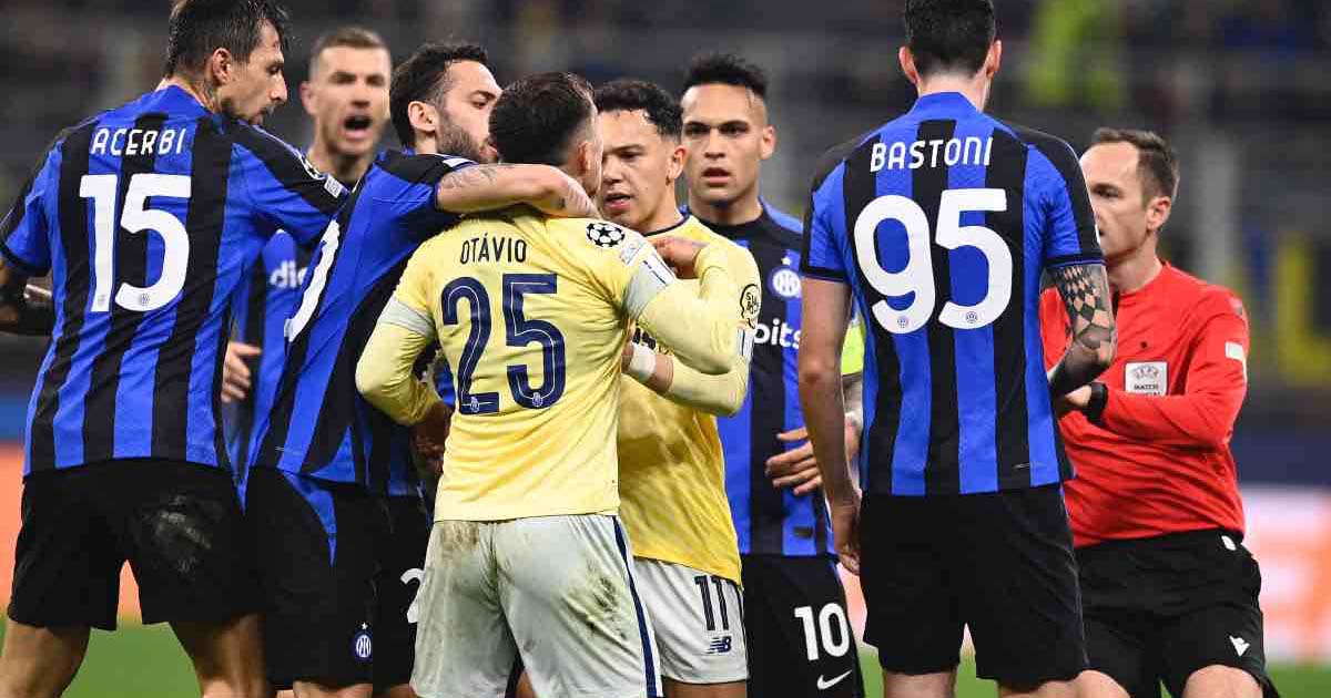 Xảy ra mâu thuẫn, 2 cầu thủ Inter suýt "choảng" nhau