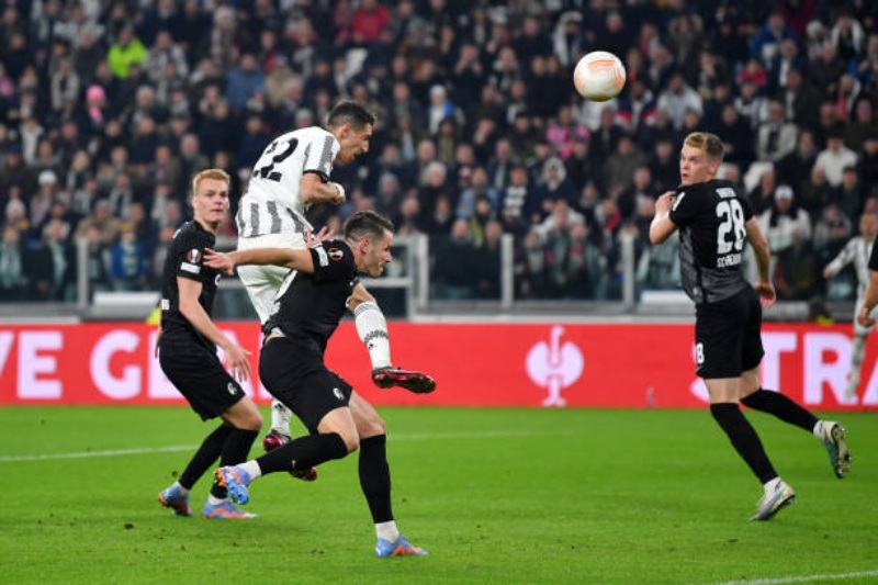 Ángel Di María đánh đầu dũng mãnh, giúp Juventus hạ gục SC Freiburg tại lượt đi