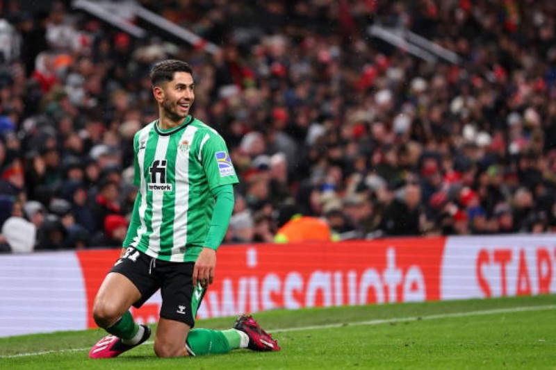 Ayoze Perez gỡ hòa 1-1 cho Real Betis trước Man United