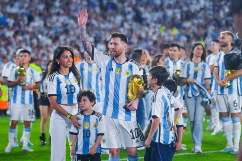 Bà xã Antonella Roccuzzo cùng các con xuống sân chung vui với Lionel Messi 