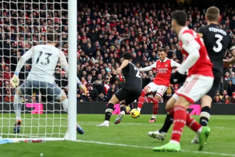 Ben White gỡ hòa 2-2 cảm xúc cho Arsenal