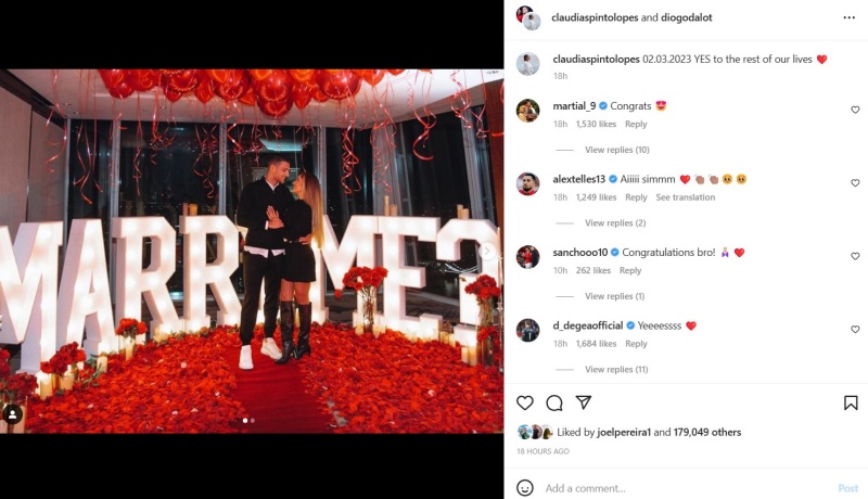 Diogo Dalot đăng tải hình ảnh cầu hôn bạn gái Claudia Lopes lên trang Instagram cá nhân