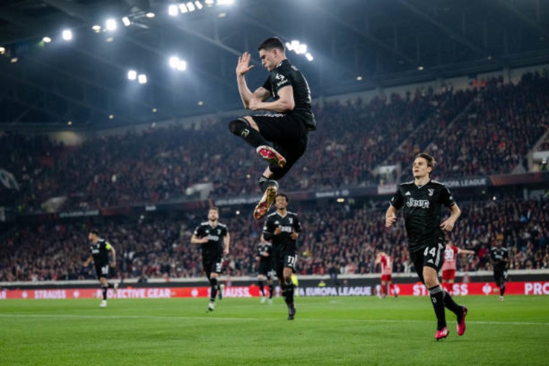 Dušan Vlahović thực hiện thành công quả phạt đền, đưa Juventus dẫn Freiburg 1-0 ở lượt về 