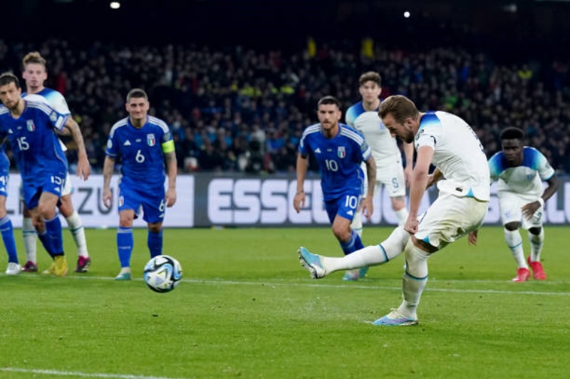 Harry Kane thực hiện thành công quả penalty ở cuối hiệp 1 trận gặp Ý