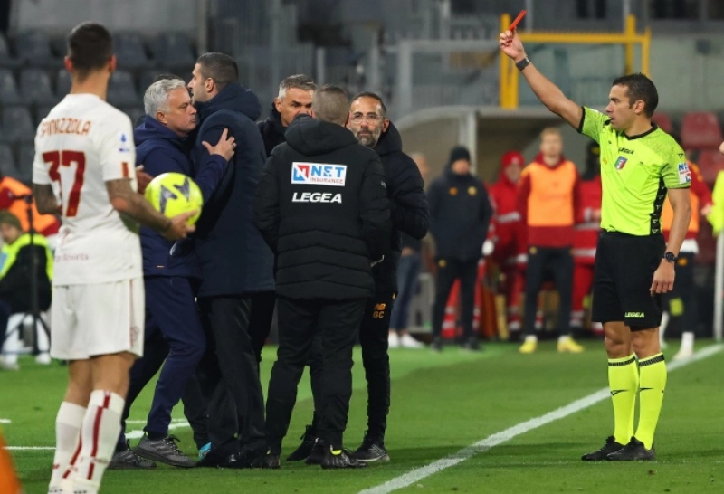 HLV Jose Mourinho nhận thẻ đỏ trực tiếp từ trọng tài chính Marco Piccinini
